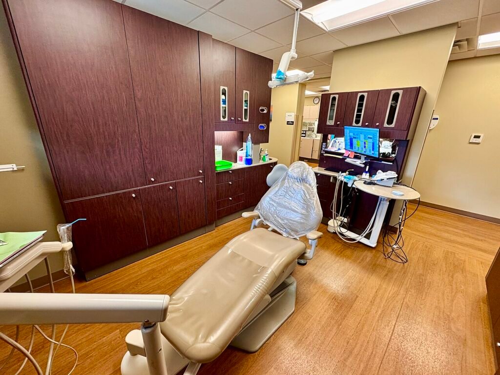 Gabinete dental moderno preparado para tratamientos con sedación consciente