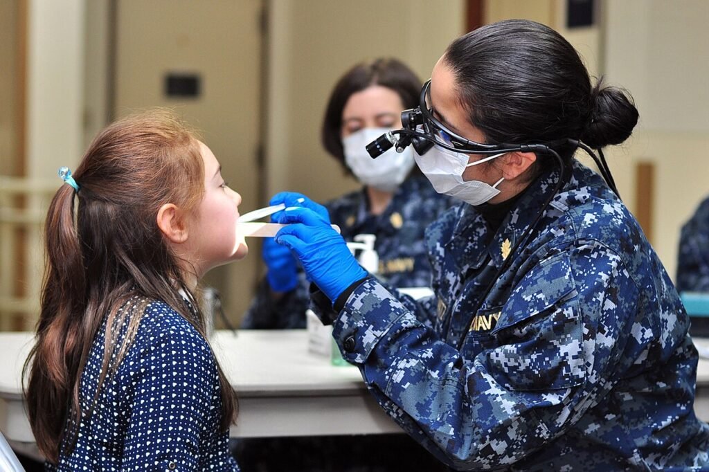 Odontopediatra realizando una revisión dental infantil en una consulta adaptada para niños