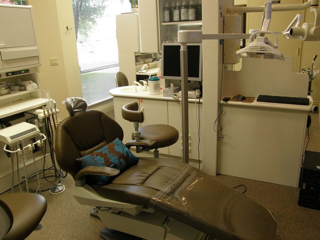Gabinete dental preparado para una primera visita al dentista