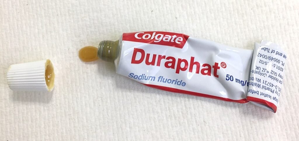 Tubo de barniz de flúor utilizado en tratamientos preventivos de odontopediatría
