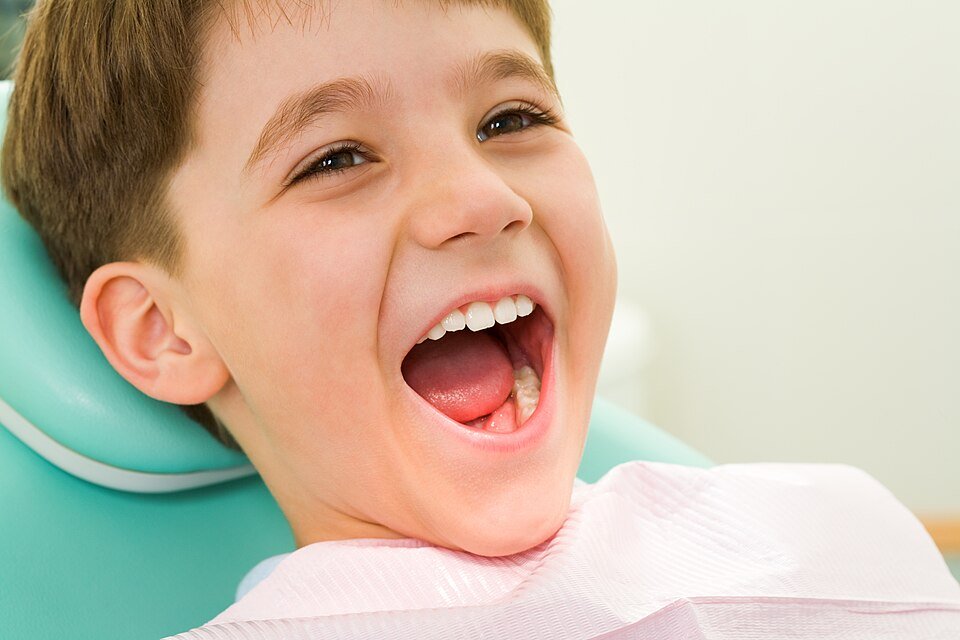 Revisión dental en clínica para valorar causas de mal aliento persistente