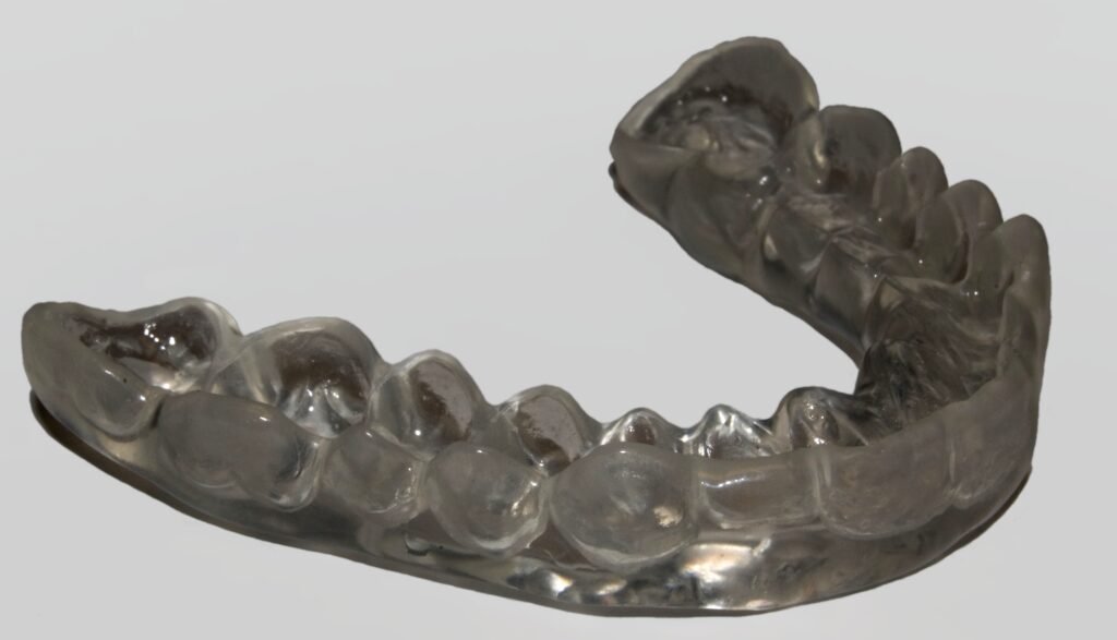 Férula dental transparente hecha a medida para proteger los dientes del desgaste