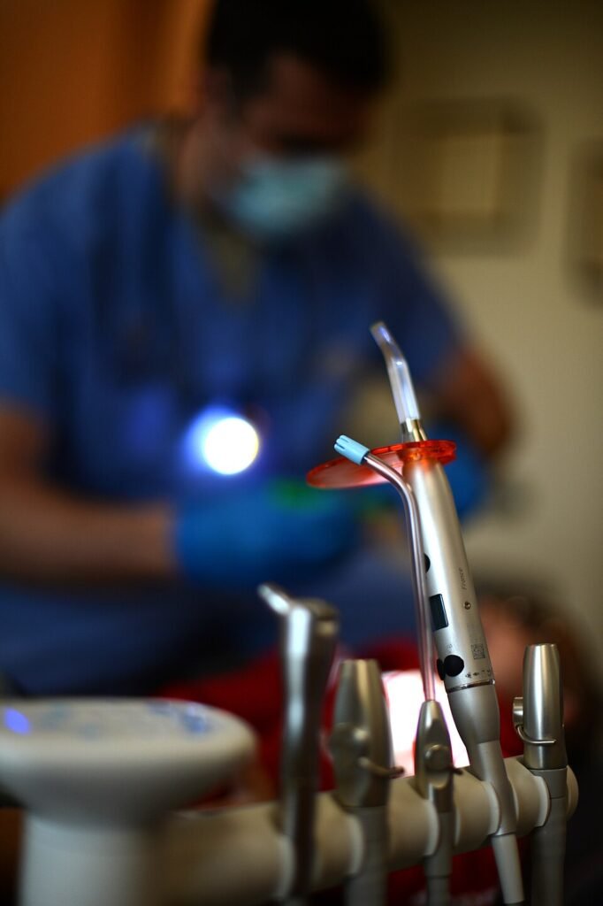 Niño en una consulta dental durante una atención odontopediátrica tranquila y acompañada
