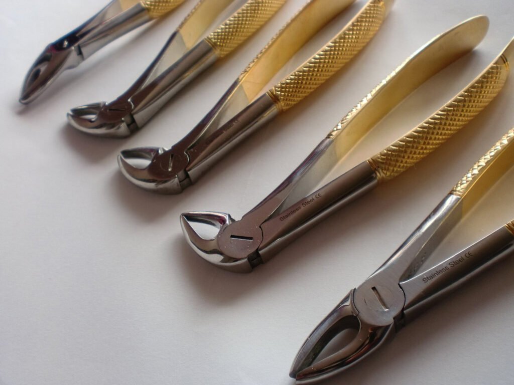 Instrumental odontológico utilizado en una extracción dental