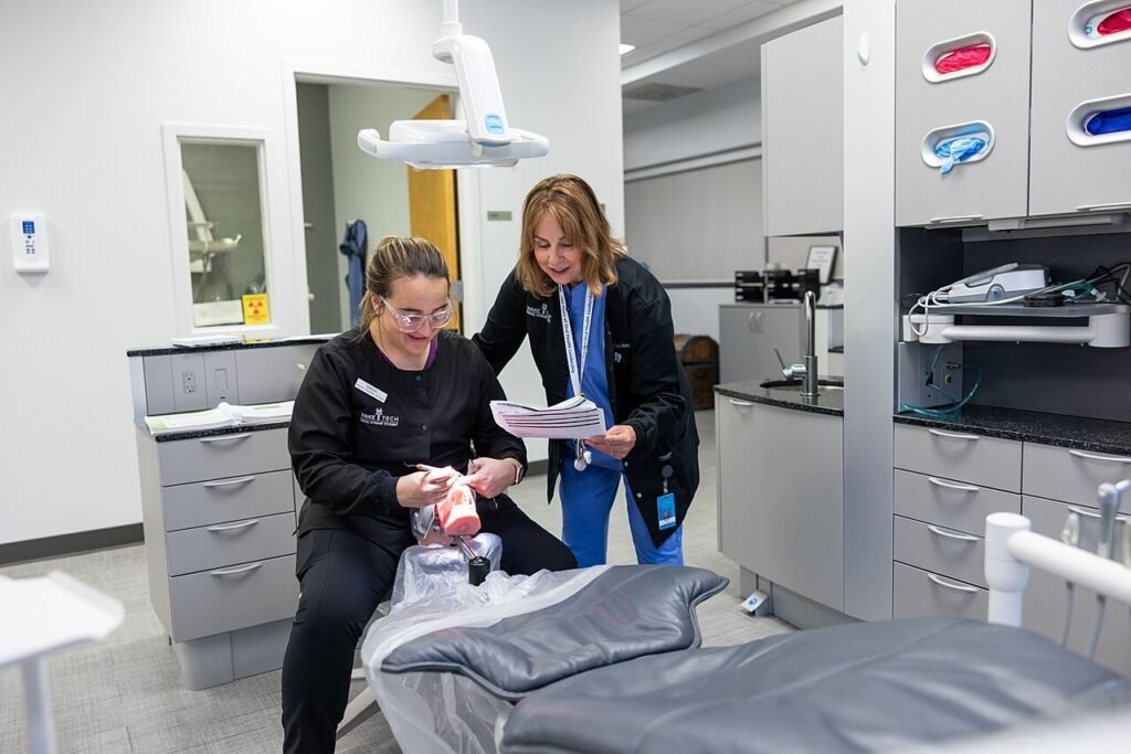 Profesional de higiene dental revisando una boca en una clínica odontológica