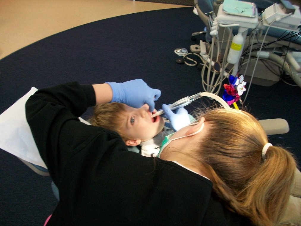 Niño pequeño durante una visita al dentista infantil con acompañamiento profesional