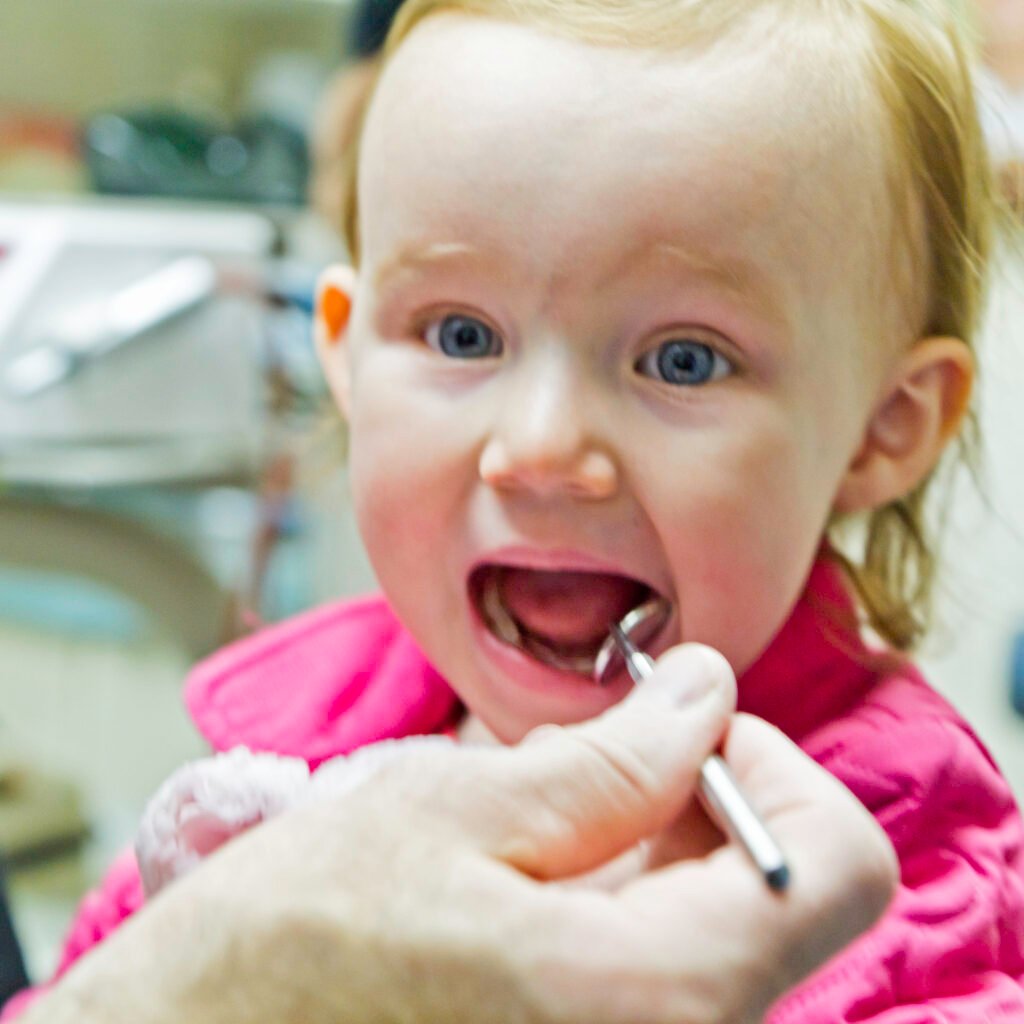 Niña en revisión odontopediátrica para valorar salud dental infantil y desarrollo de la dentición