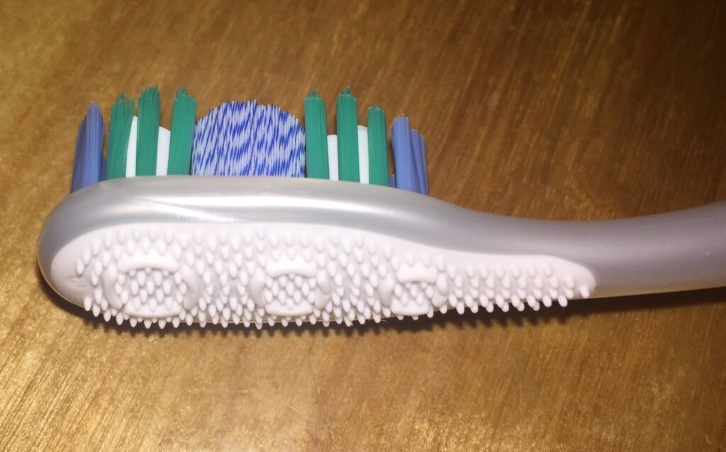 Cepillo dental con limpiador lingual para higiene de lengua saburral
