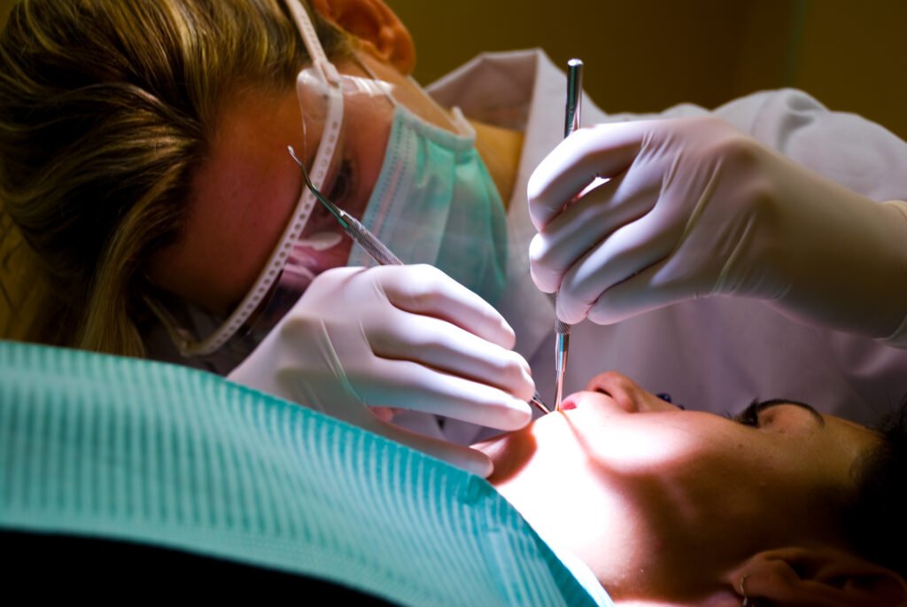 Dentista revisando la sonrisa de una paciente antes de valorar un contorneado dental estético