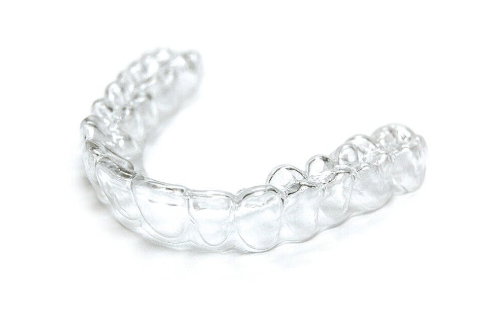 Alineador transparente usado en ortodoncia para mover los dientes de forma progresiva