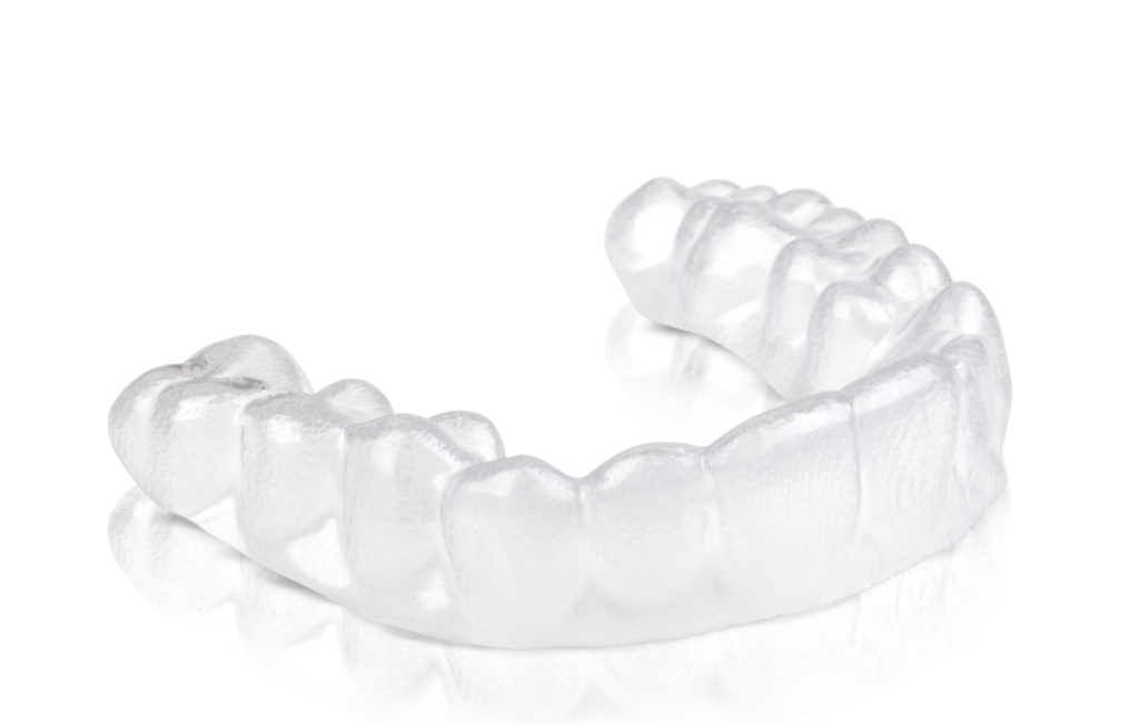 Alineador dental transparente sobre fondo claro para explicar el precio de la ortodoncia invisible
